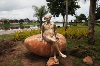 Estátua de Albert Einstein em Sobral