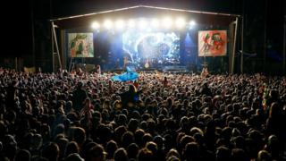 Толпа смотрит на выступление группы на фестивале Falls в Виктории, Австралия, в прошлом году