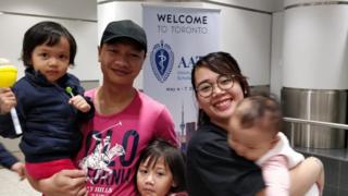 Bạch Hồng Quyền cùng vợ và các con tại sân bay Toronto sáng 3/5 giờ Canada