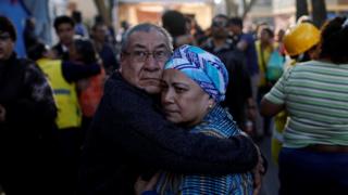 Pareja se abraza tras terremoto en México.