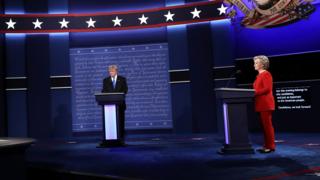 討論会に登壇したトランプ氏とクリントン氏(26日)