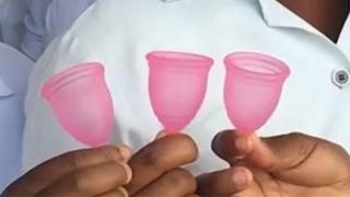 મેન્સ્ટ્રુઅલ કપ બતાવતી છોકરીઓ