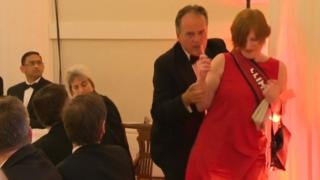 Mark Field removeu ativista à força de evento