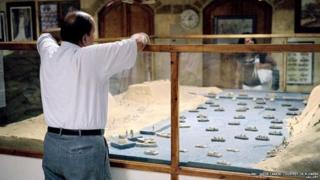 Sadat Museum #1 (Cairo, Egypt), 2009 (Credit: Jason Larkin, Courtesy of Flowers Gallery)
