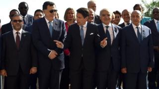 Fayez al-Sarraj , Giuseppe Conte, Ghassan Salame lors de la Conférence pour la Libye à la Villa Igiea le 13 novembre 2018 en Italie