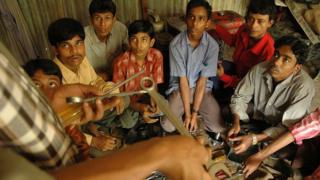 বাংলাদেশের এনজিও কারিতাসের একটি কারিগরি শিক্ষাকেন্দ্রে তরুণ শিক্ষার্থীরা।