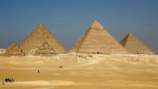 Три большие пирамиды Менкаур (L), Хефрена (C) и Хуфу являются одними из крупнейших туристических достопримечательностей Египта