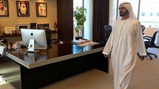 Шейх Мухаммед совершает поездку по пустому офису неназванного чиновника правительства Дубая