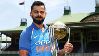 2019 ప్రపంచ కప్ ట్రోఫీతో భారత జట్టు కెప్టెన్ విరాట్ కోహ్లీ