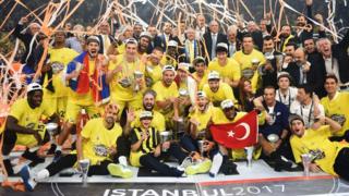 Fenerbahçe şampiyonluğu kutluyor