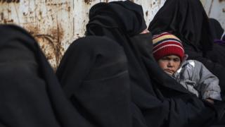 Bağuz'daki çatışmalardan kaçarak Deyr Ez Zor'a gelen kadınlar