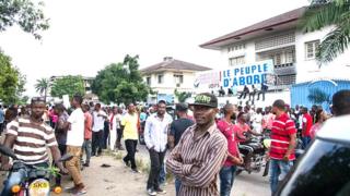 Une centaine de policiers anti-émeute ont encerclé le bâtiment après l'incendie du bus à Limete, commune du centre de Kinshasa .