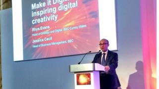 Pennaeth Strategaeth a Digidol BBC Cymru, Rhys Evans, yn lansio'r cynllun