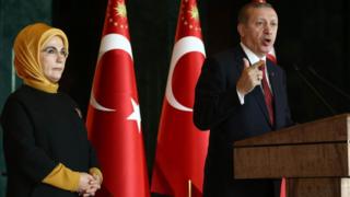 Президент Турции Реджеп Тайип Эрдоган выступает с речью в сопровождении своей жены Эмине в Анкаре (9 февраля 2016 года)