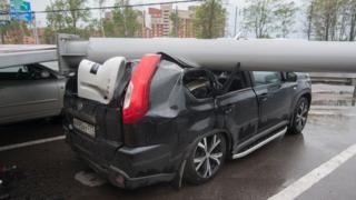 придавленная столбом машина