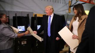 Donald Trump, en compangie de son épouse Melania, dans un bureau de vote.
