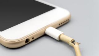 cable de iphone roto