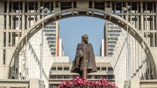 Estatua de Bolívar al otro lado del Centro