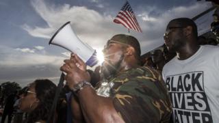 Демонстранты собираются после марша в Капитолии Луизианы в знак протеста против расстрела Альтона Стерлинга 9 июля 2016 года в Батон-Руж, штат Луизиана.