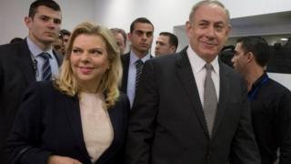 Netanyahu na Sara baje muri sentare bafatanye akaboko