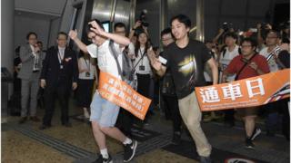 3位高鐵粉絲一早來到站門,等候歷史的一刻。踏入5時的一刻,3人興奮衝過彩帶,迎接高鐵新時代。
