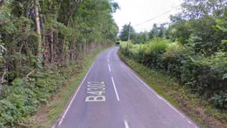 Ffordd y B4302 rhwng Talyllychau a Chrugybar yn Sir Caerfyrddin