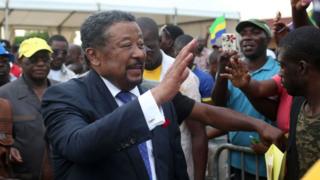 L'opposant gabonais Jean Ping, avec des militants à Libreville.