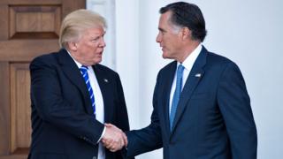 Дональд Трамп пожимает руку Митту Ромни