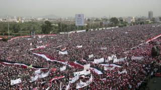 foule de manifestants à Sanaa, la capitale.