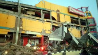 Un edificios dañado en Donggala