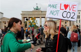 Climate strike protesters in front of the Brandenburg Gate