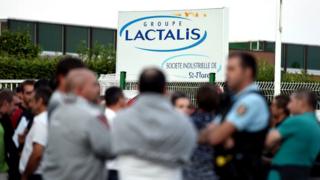 Agricultores fuera de la planta de Lactalis en Saint-Florent-le-Vieil, en el oeste de Francia, el 29 de agosto de 2016.