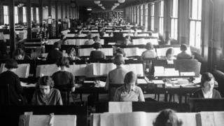 Сотни женщин работают в Пенсионном управлении (Офис регистратора) в Эктоне, Лондон, собирая информацию из переписи населения апреля 1931 года.