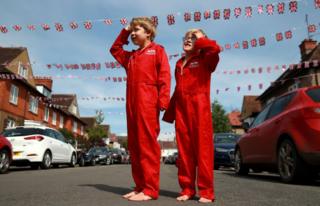 Der siebenjährige Max Panton und sein fünfjähriger Bruder Theo schlossen sich der Stille an und trugen ihre nachgebildeten RAF Red Arrows-Uniformen