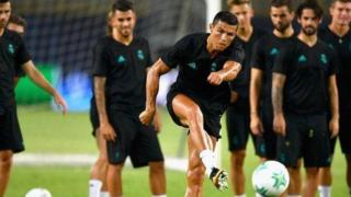 Cristiano Ronaldo da abokan wasansa a lokacin atisaye