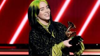 Billie Eilish fue la gran ganadora de la noche.