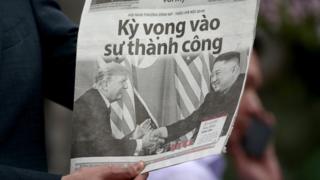 越南报章以头条新闻方式,报道特朗普与金正恩的会面。