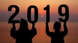 Aworan ọdun 2019 ti awọn eeyan kan gbe lọwọ