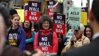 Люди протестуют возле 9-го окружного апелляционного суда США по поводу пересмотренного запрета на поездки президента США Дональда Трампа в Сиэтле, штат Вашингтон, 15 мая 2017 года