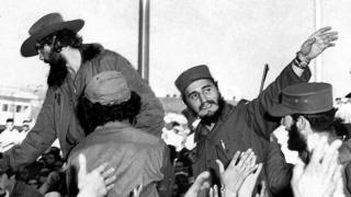 1959年1月,击败巴蒂斯塔后不久,卡斯特罗在古巴首都向人群招手