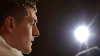 Selon le site de Marca, quotidien espagnol, Toni Kroos pourrait être absent pendant trois mois.