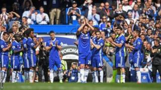 John Terry (hagati) ahejeje gukina urukino rwa nyuma muri Chelsea, abandi bakinyi bamusezera