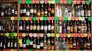 Botellas en un supermercado.
