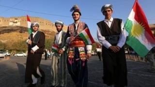 با وجود مخالفت دولت عراق و آمریکا، ایران و ترکیه با این همهپرسی، بسیاری از گروههای کرد از تصمیم پارلمان این اقلیم خوشنود شدند