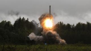 Un misil ruso es disparado durante los ejercicios militares.