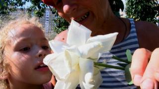 За словами пані Наталі, троянди на її подвір'ї пахнуть козячим молоком