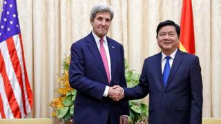 Bí thư Thành ủy TPHCM Đinh La Thăng tiếp ngoại trưởng Mỹ John Kerry hôm 13/1