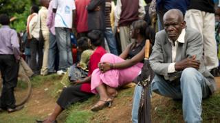 Des électeurs congolais qui attendent leurs cartes de vote devant le bureau de la commission électorale