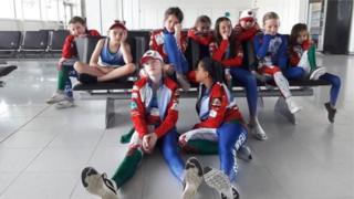 Aelodau'r tîm gymnasteg