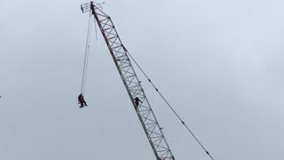 Rescuers save woman stranded on Toronto crane